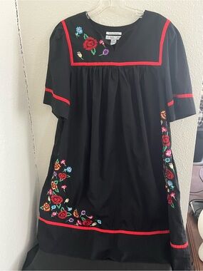 Go Softly Patio Petites Embroidered Black Floral Shift Dress with Red Trim